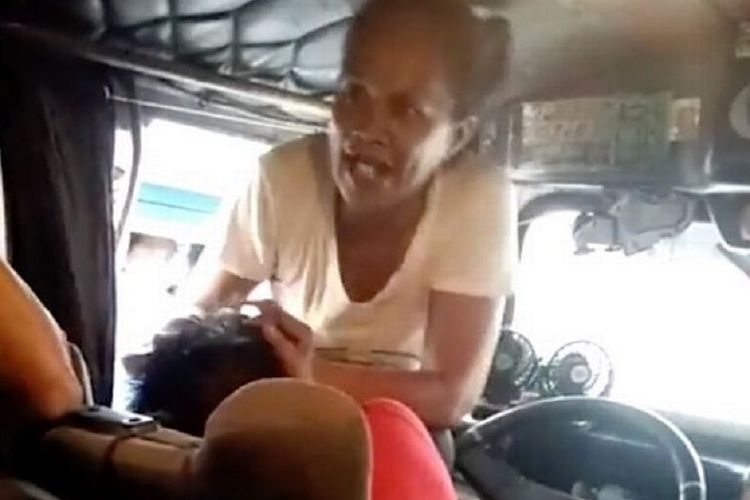 Seorang perempuan di Filipina menyerang dan memukuli sopir bus yang notabene adalah suaminya setelah dia memergokinya berselingkuh dengan wanita lain.