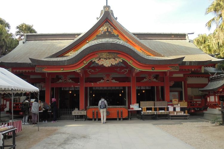 Kuil kuno Aoshima di Pulau Aoshima, Miyazaki, Jepang. Sekitar 70 juta wisawatan datang ke kuil ini setiap tahunnya.