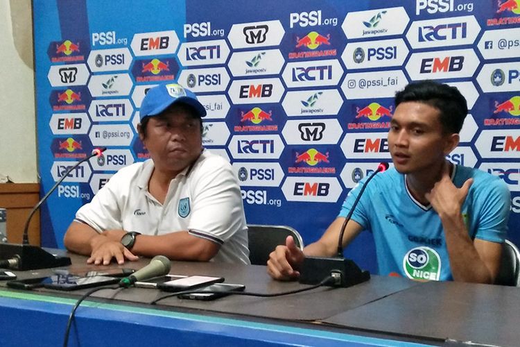 Asisten pelatih Danur Dara dan penyerang Dendy Sulistyawan seusai memperkuat Persela Lamongan mengalahkan Persekaba Badung, 21 Desember 2018.