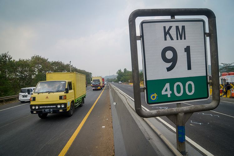 Kendaraan melintas saat pemberlakuan contraflow di KM 91 Tol Cipularang, Kabupaten Purwakarta, Jawa Barat, Selasa (3/9/2019). Pemberlakuan Contra Flow tersebut diberlakukan selama proses olah tkp kecelakaan beruntun di KM 91 oleh petugas berwenang.