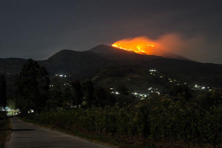 Kobaran api membakar hutan di kawasan puncak Gunung Merbabu terlihat dari Selo, Boyolali, Jawa Tengah, Kamis (12/9/2019). Kebakaran hutan Taman Nasional Gunung Merbabu yeng terpantau pertama kali pada Rabu (11/9) di Kabupaten Magelang, meluas hingga hutan kawasan Kabupaten Boyolali.