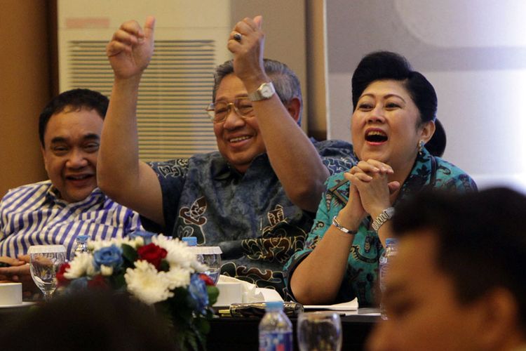 Ketua Umum Partai Demokrat, Susilo Bambang Yudhoyono didampingi Ani Yudhoyono dan petinggi Partai Demokrat menghadiri diskusi netizen di Cibubur, Jawa Barat, Sabtu (20/2/2016). Diskusi tersebut bertemakan Perlukah Revisi UU KPK dengan mendengarkan pendapat para netizen yang peduli pemberantasan korupsi.