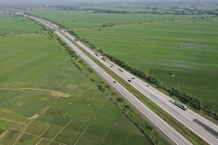 Foto udara Jalan Tol Cikopo-Palimanan KM 146 di Majalengka, Jawa Barat, Minggu (19/5/2019). Pemerintah akan menerapkan sistem pemberlakuan lalu lintas satu arah di ruas Tol Trans Jawa dari KM 29 Cikarang ke KM 263 Brebes pada 30 Mei hingga 2 Juni untuk mengurai kemacetan saat arus mudik Lebaran 2019. ANTARA FOTO/Hafidz Mubarak A/foc.