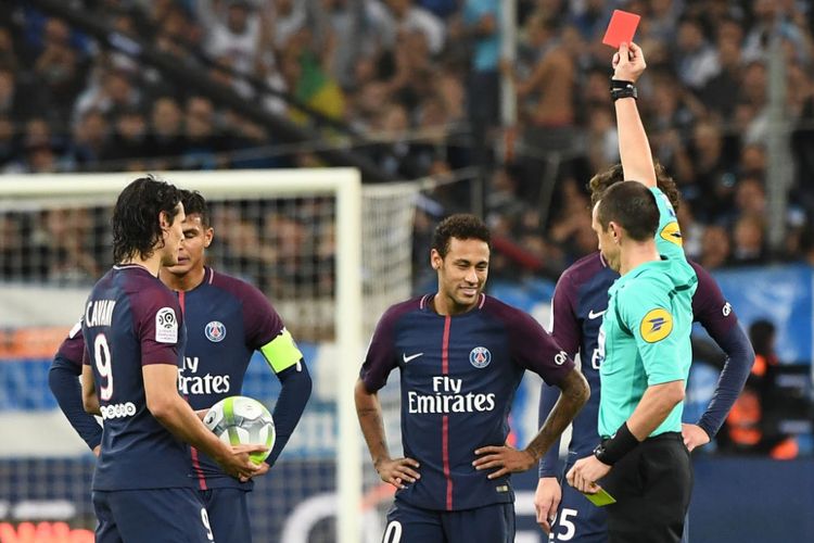 Neymar mendapat kartu merah pada pertandingan antara Marseille dan PSG di Stade Velodrome, Minggu (22/10/2017).