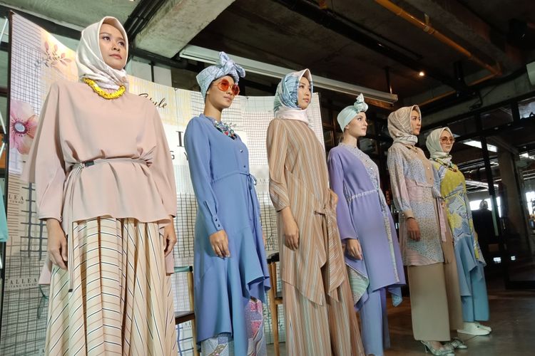 Koleksi ALLEA Itang Yunasz yang dipamerkan dalam acara peluncurannya di Conclave, Jakarta Selatan, Rabu (14/3/2018).