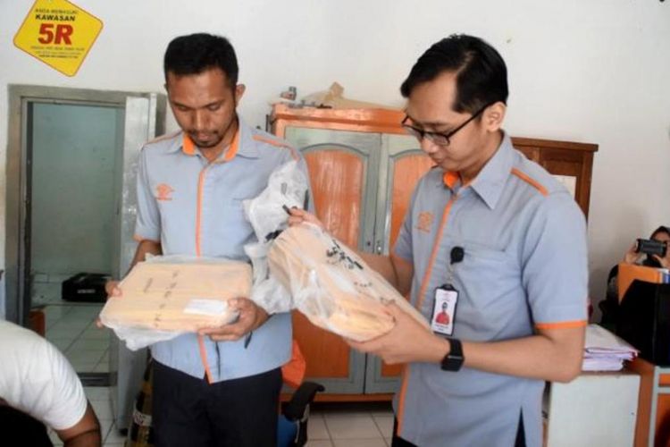 PT Pos Indonesia Kota Baubau, Sulawesi Tenggara, menemukan pengiriman paket yang berisi tabloid Indonesia Barokah. Paket yang sebanyak 41 paket tersebut ditujukan langsung kepada beberapa pengurus masjid di Kota Baubau dan Kabupaten Wakatobi.