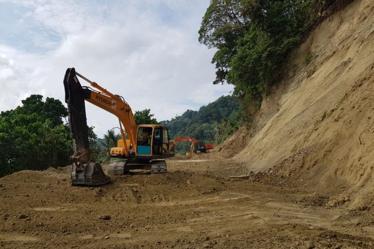 Penyelesaian tahap akhir pemulihan jalan longsor di jalan nasional Palu-Toli-toli (pantai barat)