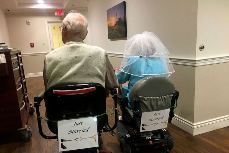 John Cook Sr. yang berusia 100 tahun dan Phyllis Cook 103 tahun itu pertama kali bertemu di Kingston Residence of Sylvania. 