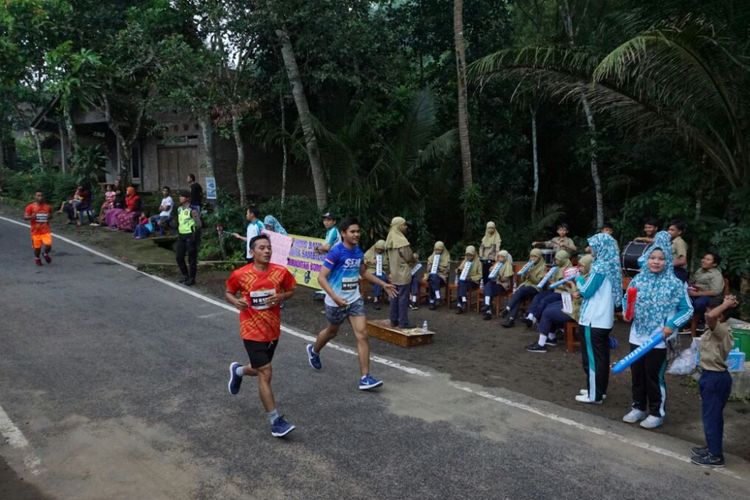 Siswa-siswi SD Muhammadiyah Borobudur main marching band agar atlit lari Indonesia juara