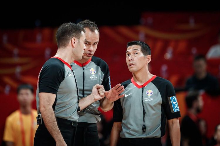 Wasit basket Indonesia, Harja Jaladri (kanan), dipercaya memimpin laga FIBA World Cup 2019 antara Pantai Gading vs China. 