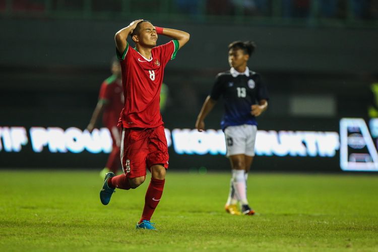 Pemain timnas Indonesia U-19 Witan S bereaksi di Stadion Patriot Candrabaga, Bekasi, Jawa Barat, Rabu (4/10/2017). Timas Indonesia U-19 Menang 2-0 melawan Timnas Kamboja U-19.
