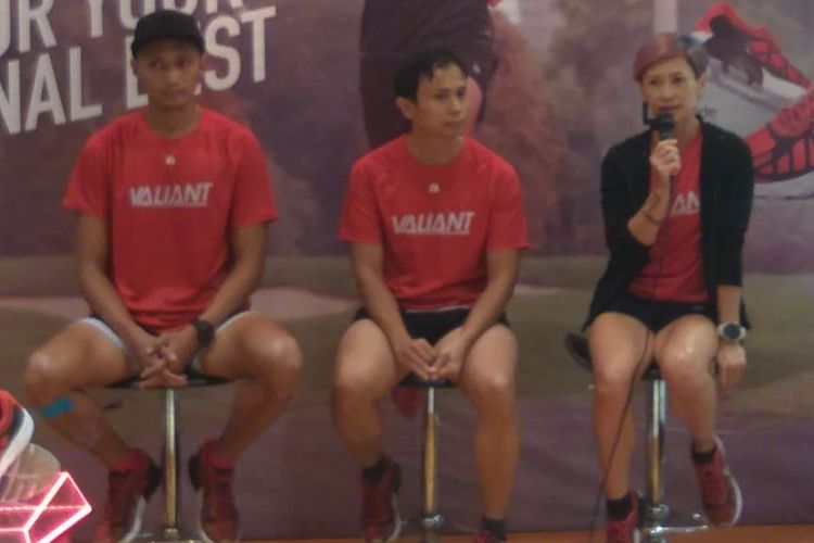 Dari kiri ke kanan, Xtoredy, Fedi Fianto, dan Carla Felany saat peluncuran olahraga berlari di malam hari pada Jumat (8/3/2019) di kawasan Padang Golf Pondok Indah, Jakarta Selatan. Acara ini digelar bersamaan dengan peluncuran sepatu lari jarak jauh League Valiant.  