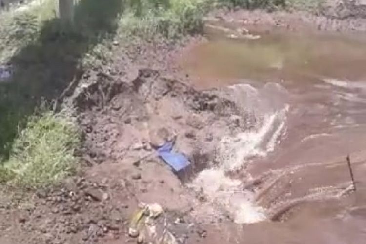 Video yang viral beredar memperlihatkan air sungai yang masuk ke dalam sebuah lubang yang berada di bawah jembatan di Bendungan Sidorejo, Desa Selomartani, Kecamatan Kalasan, Kabupaten Sleman yang merupakan aliran Kali Kuning.