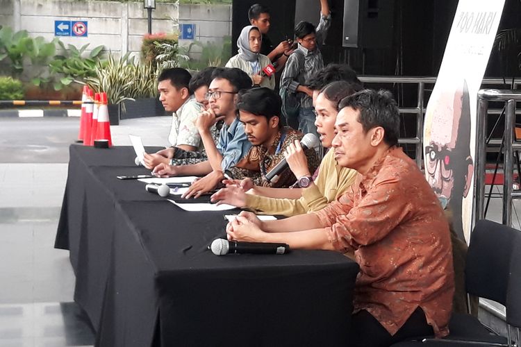 Masyarakat sipil memperingati 700 hari penyiraman air keras terhadap Novel Baswedan di Gedung KPK Jakarta, Selasa (12/3/2019).