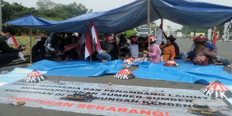 Belasan petani asal kawasan Pegunungan Kendeng, Jawa Tengah, menggelar aksi protes terkait keberadaan pabrik semen di atas sumber mata pencaharian mereka.  Warga Kendeng yang sebagian besar terdiri dari kaum perempuan itu mendirikan tenda beratapkan terpal berwarna biru di seberang Istana Kepresidenan, tepatnya di silang barat Monas, Jakarta Pusat, Senin (4/9/2017).