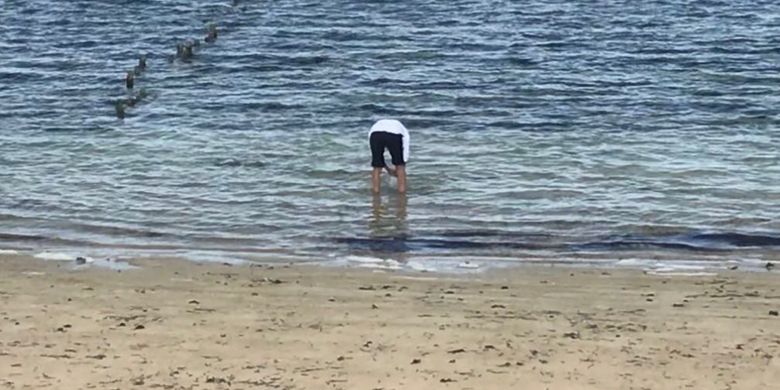 Presiden Joko Widodo saat membasuh tangan dan muka di Pantai Nemberala, Kecamatan Rote Barat, Kabupaten Rote Ndao, Nusa Tenggara Timur, Selasa (9/1/2018).