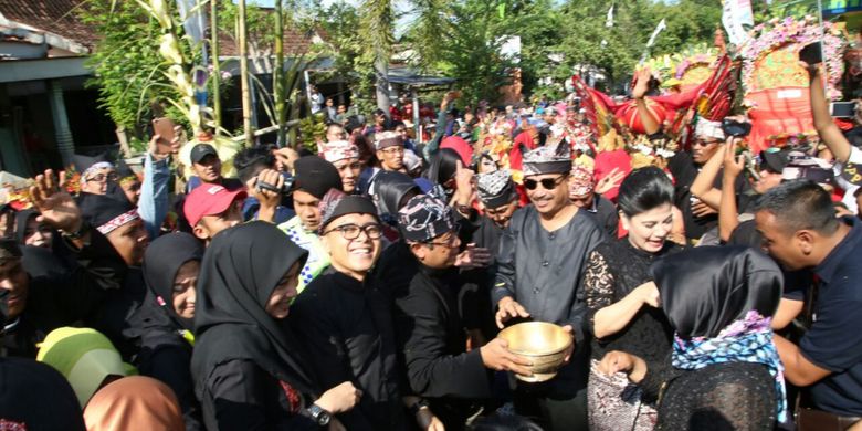 Menteri Pariwisata Arief Yahya saat datang di tradisi Barong Ider Bumi di Banyuwangi, Jawa Timur, Sabtu (16/6/2018).