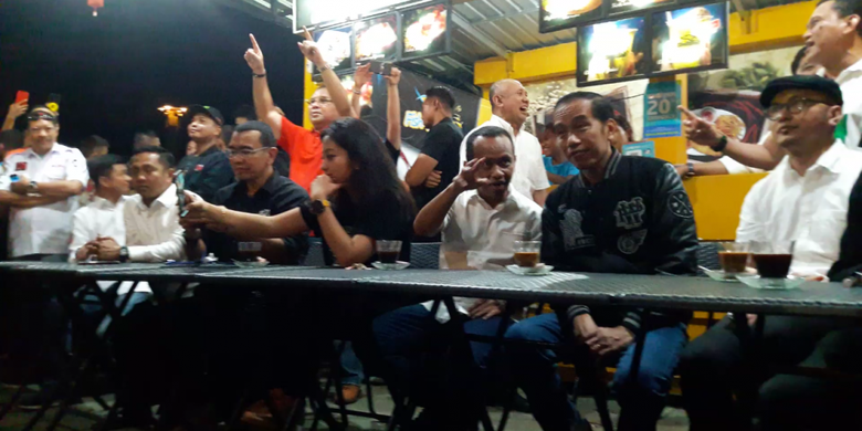 Calon presiden nomor urut 01 Joko Widodo saat menghabiskan malam mingguan, Sabtu (22/12/2018) di Pasar Segar, Kota Makassar, Sulawesi Selatan.