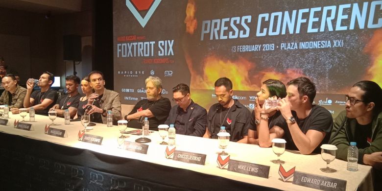 Produser dan para pemain film action Foxtrot Six menghadiri jumpa pers di XXI Plaza Indonesia, Thamrin, Jakarta Pusat, Rabu (13/2/2019).