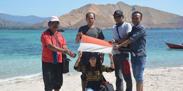Tim penjelajah Pulau Kinde, Desa Tendakinde, Kecamatan Wolowae, Kabupaten Nagekeo, Flores, NTT, Kamis (20/6/2019) membentang bendera Merah Putih di pulau tersebut. Pulau Kinde berada di bagian utara dari Pulau Flores. 
