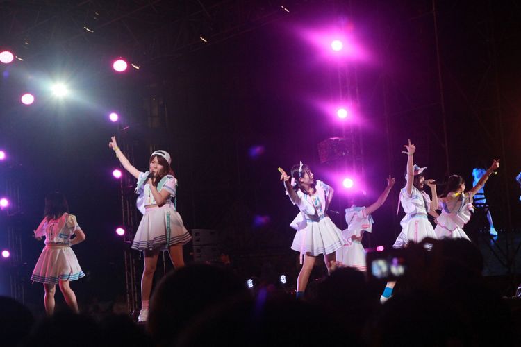 Grup idola asal Jepang AKB48 membuka penampilan mereka lewat lagu Heavy Rotation dalam acara Viral Fest Asia 2017 yang diadaka di Show DC, Bangkok, Sabtu (3/6/2017) malam.