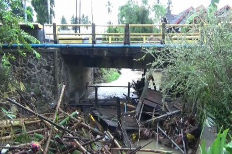 Dua jembatan yang menghubungkan perkampungan warga di Kelurahan Lantora, Polewali Mandar, Sulawesi Barat, ambruk dan terseret banjir, Senin (16/10/2017).