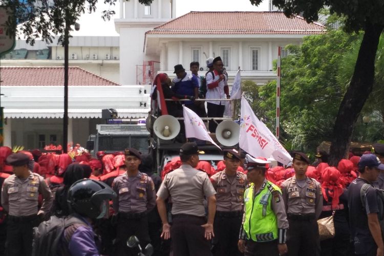 Demo buruh di depan Balai Kota DKI Jakarta, Jumat (10/11/2017).