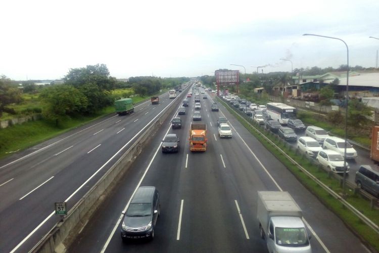 Ilustrasi. Kepadatan di KM 57 tol Jakarta-Cikampek. 