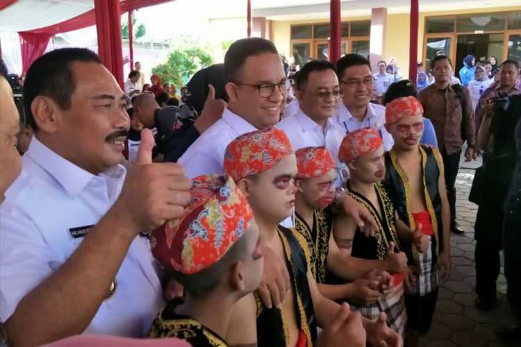 Gubernur DKI Jakarta Anies Baswedan bersama penyandang disabilitas dalam perayaan Hari Disabilitas Internasional di Panti Sosial Bina Hragita Belaian Kasih, Kalideres, Rabu (6/12/2017). 