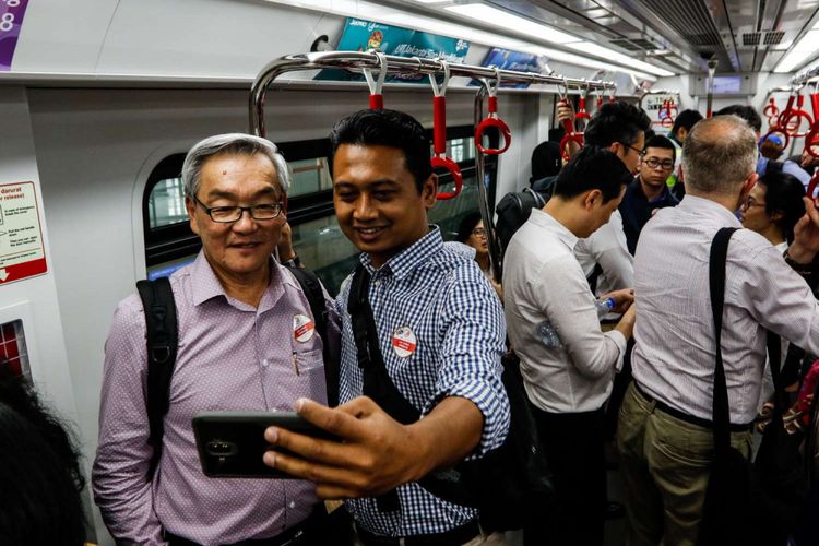 Warga berswafoto saat menjajal Light Rail Transit (LRT) Jakarta saat uji coba di Stasiun Velodrome, Jakarta, Rabu (12/9/2018). LRT rute Velodrome hingga Kelapa Gading tersebut sedang dilakukan uji coba terbatas tahap I yang berlangsung hingga 14 September 2018.