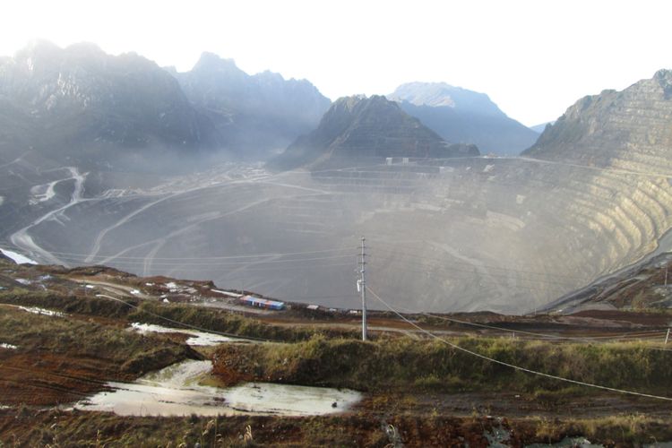 Pemandangan area tambang Grasberg Mine di Kabupaten Mimika, Papua, yang dikelola oleh PT Freeport Indonesia, Minggu (15/2). Lubang menganga sedalam 1 kilometer dan berdiameter sekitar 4 kilometer itu telah dieksploitasi Freeport sejak 1988.

Kompas/Aris Prasetyo (APO)
15-02-2015      *** Local Caption *** Pemandangan area tambang Grasberg Mine di Kabupaten Mimika, Papua, yang dikelola oleh PT Freeport Indonesia, Minggu (15/2). Lubang menganga sedalam 1 kilometer dan berdiameter sekitar 4 kilometer itu telah dieksploitasi Freeport sejak 1988. Hingga kini, cadangan bijih tambang di Grasberg Mine tersisa sekitar 200 juta ton dan akan benar-benar habis pada 2017 nanti.

Kompas/Aris Prasetyo (APO)
15-02-2015     