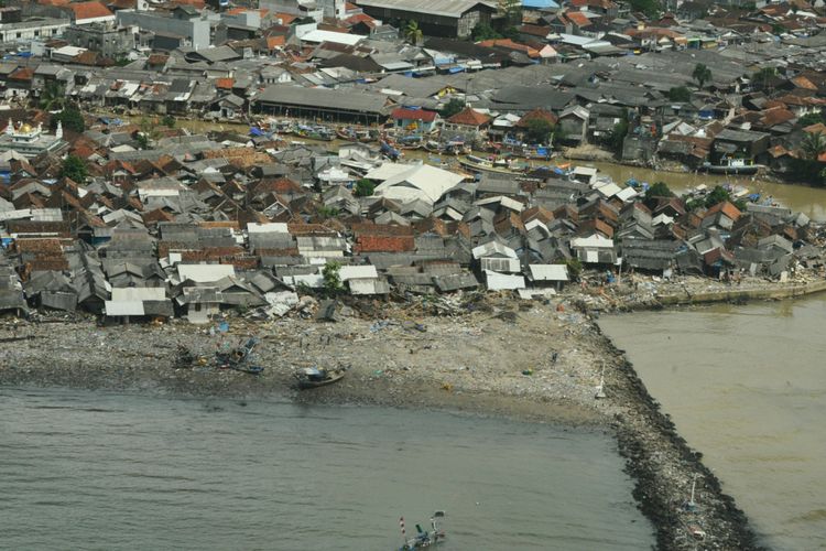 Pantauan udara dari pesawat Cesna 208B Grand Caravan milik Maskapai Susi Air di pesisir Banten yang terdampak tsunami. Foto menunjukkan sebagian rumah warga pesisir yang porak poranda di Kampung Sumur, Pandeglang, Banten