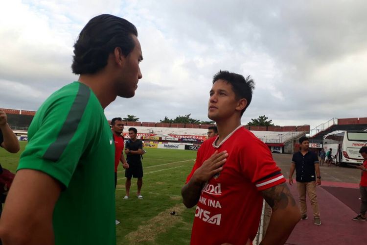 Ezra Walian (kiri) bersua Irfan Bachdim pada sesi latihan di Stadion Kapten I Wayan Dipta, Gianyar, Kamis (25/5/2017).