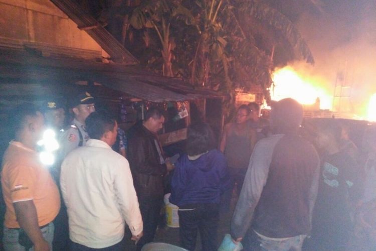 Api berkobar di lokasi yang dibakar massa di daerah Tempilang Bangka Barat.