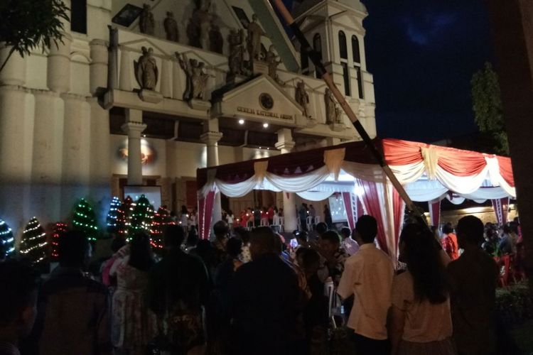 Ribuan umat Katolik di Kota Ambon mengikuti misa Natal di Gereja Katedral Fransiskus Xaverius Ambon, Minggu malam (24/12/2017). 