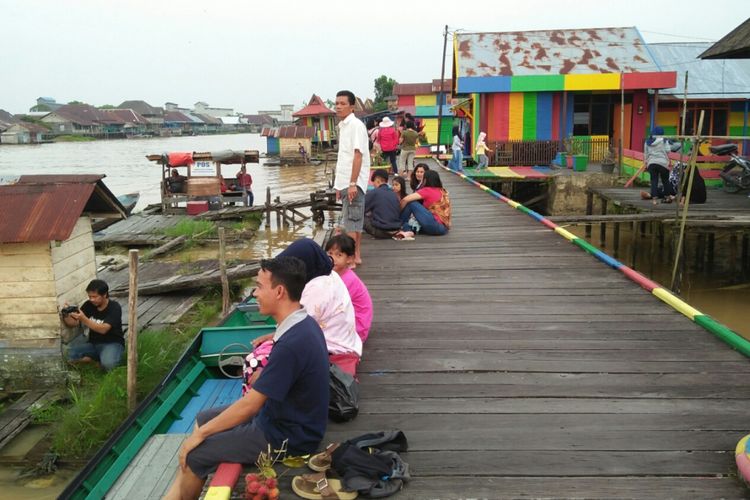 Karena Kampung Pelangi, tepi Sungai Arut, Kelurahan Mendawai, Pangkalan Bun, tepi sungai ini.jadi tempat rekreasi keluarga.