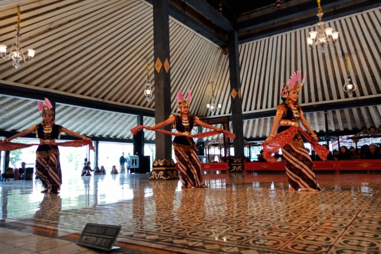 Penampilan tari tradisional di Bangsal Sri Manganti, Keraton Yogyakarta, Minggu (11/3/2018).