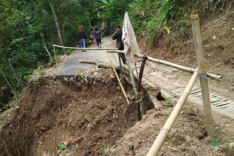 Jalan penghubung antara Kecamatan Salaman-Kecamatan Borobudur kritis akibat bencana tanah longsor tepatnya di Desa Ngargoretno, Kecamatan Salaman, Kabupaten Magelang.