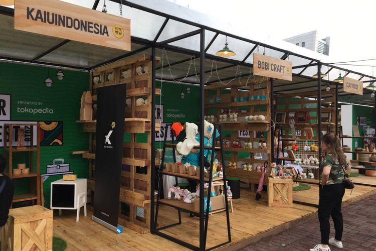 Suasana ajang Makerfest 2018 yang digelar di Medan, Sumatera Utara, Sabtu (7/4/2018). Makerfest merupakan ajang bagi para kreator lokal untuk memamerkan produk mereka sekaligus dikompetisikan untuk merebut modal usaha total Rp 1,5 miliar.