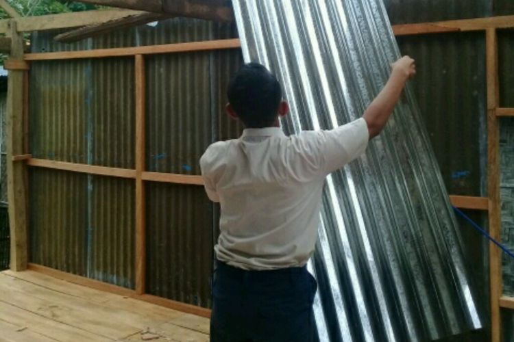 Idris (15) pelajar SMP di Kabupaten Takalar, Sulawesi Selatan tengah kerja serabutan demi merawat dan menghidupi nenek dan bapaknya yang gangguan jiwa, Rabu (11/4/2018).