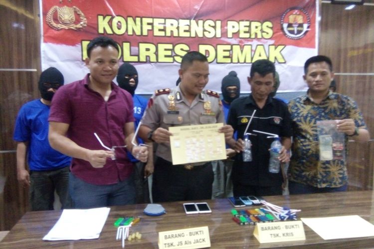 Polisi menunjukkan barang bukti narkoba, saat gelar perkara narkoba di Mapolres Demak, Kamis (17/5/2018).