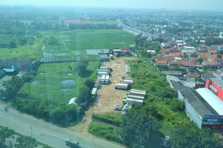 Pembangunan di sepanjang Jalan Interchange Karawang Barat atau Jalan Tarumanegara, Karawang, semakin subur.