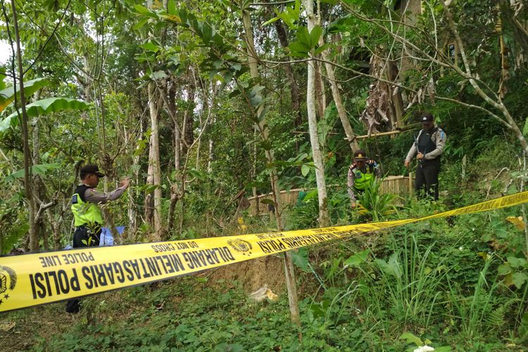 Polisi memeriksa keadaan pekarangan belakang rumah tersangka kasus aborsi, Yamini, di Dusun Wonokerto, Desa Ngargoretno, Kecamatan Salaman, Kabupaten Magelang, Rabu (20/6/2018).