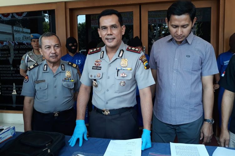 Kapolres Kudus, Jawa Tengah, AKBP Agusman Gurning menunjukkan barang bukti kasus perampokan Suraya cs saat gelar perkara di Mapolres Kudus, ‎Kamis (9/8/2018).