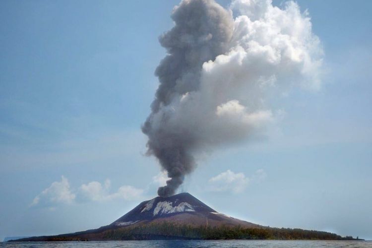 Gunung Anak Krakatau erupsi hingga ratusan kali selama 24 jam pada Sabtu (18/8/2018).
