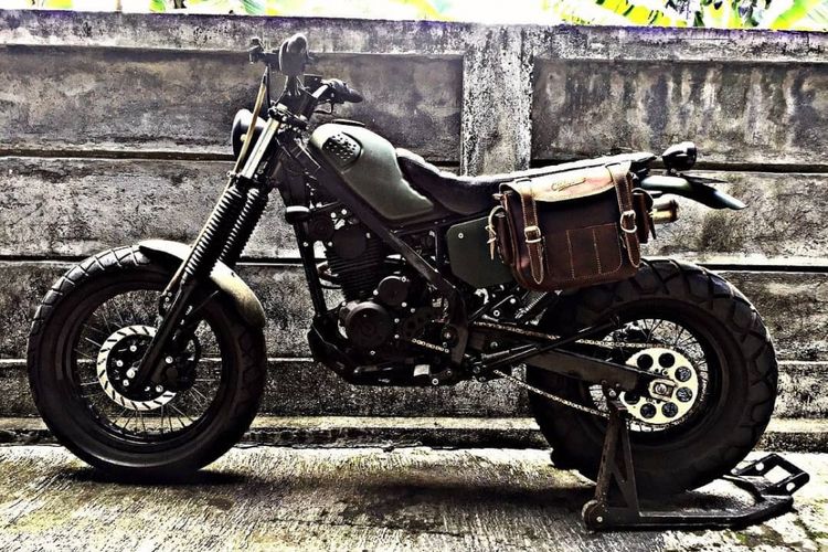 Ubahan Kawasaki KLX 150 bergaya tracker garapan bengkel Doglit Motor Custom, Denpasar.