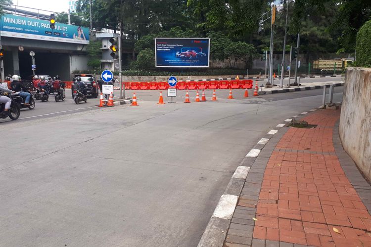 Cone traffic dipasang di kawasan Dukuh Bawah, Jakarta Selatan, saat pemberlakuan uji coba sistem satu arah di kawasan itu. Foto diambil Rabu (13/2/2019).
