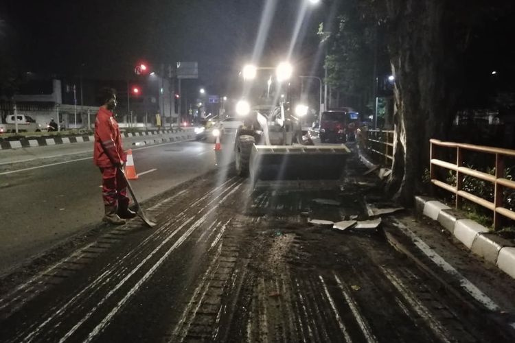 Jalan Gunung Sahari arah Ancol mulai dibenahi oleh Dinas Bina Marga DKI Jakarta sejak Senin (6/5/2019). Pembenahan jalan ditargetkan rampung 3 bulan. Meski dibenahi ruas jalan ini tidak ditutup dan tetap bisa dilewati masyarakat. 