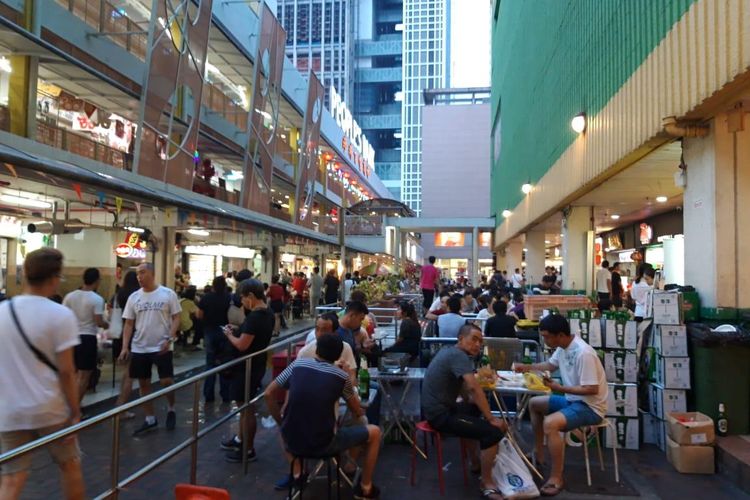 Suasana Peoples Park Food Centre di Chinatown, Singapura, Minggu (31/3/2019). Food centre atau hawker centre menjadi tempat favorit warga SIngapura maupun wisatawan untuk mencari makanan enak dan murah. 