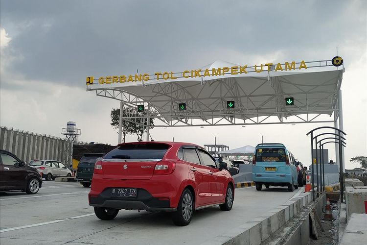 Kendaraan melintasi ramai lancar di Tol Jakarta-Cikampek, Kabupaten Karawang, Provinsi Jawa Barat, Jumat (7/6/2019).
